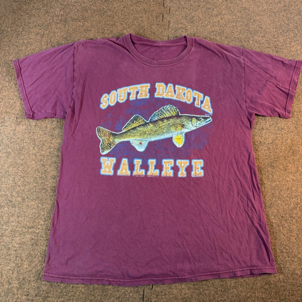 South Dakota Walleye Fish Graphic T-Shirt Mens Large Maroon Purple Fishing Tee